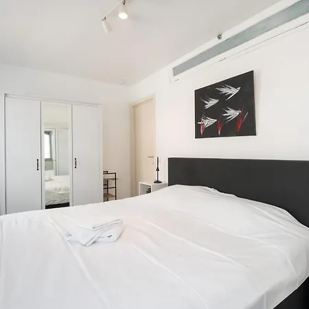Perfectly Situated 2br Near The Apartment *